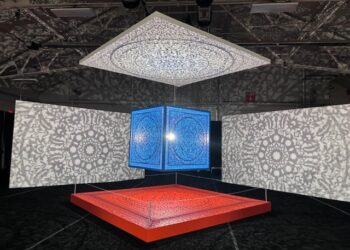 Turquoise cube surrounded by walls with shadowplay