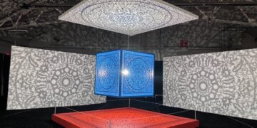 Turquoise cube surrounded by walls with shadowplay