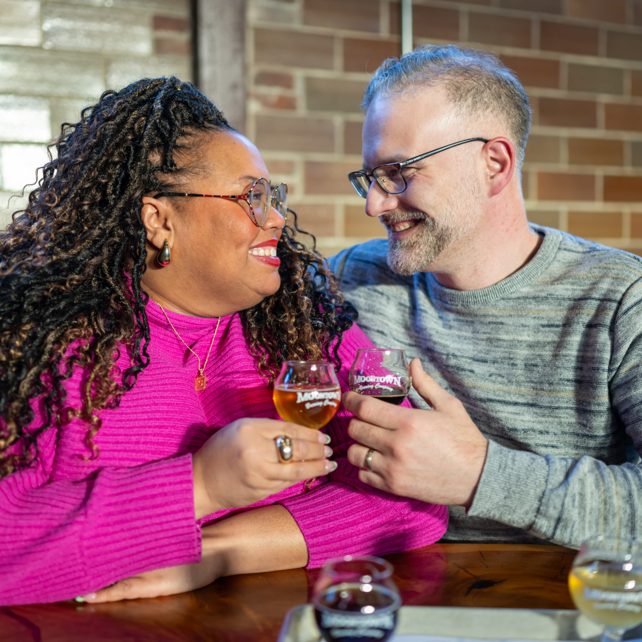 Couple holding drinks looking into each others eyes