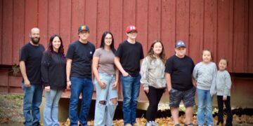 Danny & Jessica Shelton with their 7 children