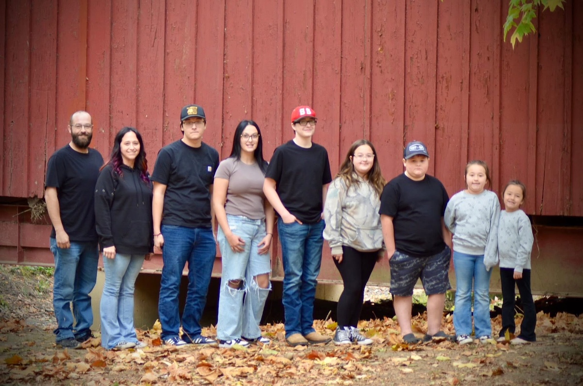 Danny & Jessica Shelton with their 7 children